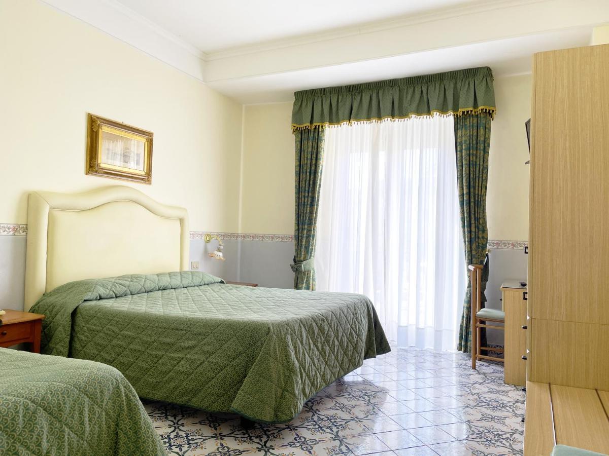 Hotel Reginella SantʼAgata sui Due Golfi Exterior foto